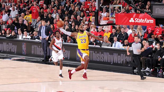 lebron_james_dunking_debut.jpg